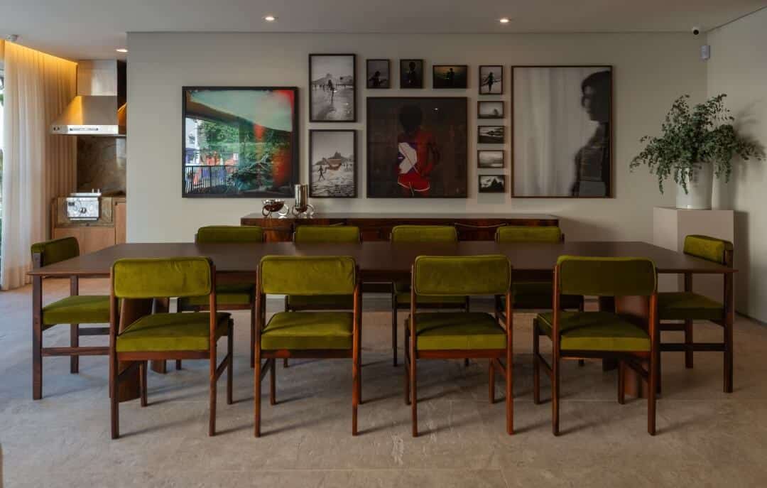 imagem Curadoria de arte no apartamento: como escolher obras que valorizam o ambiente sem sobrecarregar layouts integrados